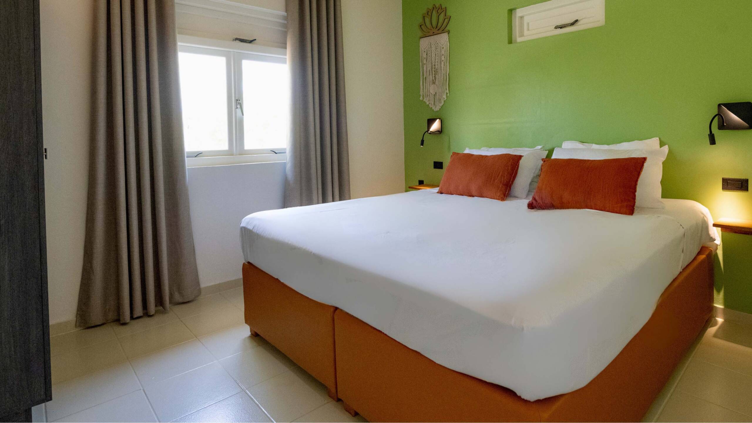 Dream of the Green Flamingo | Curacao Holiday Park - bedroom queen size bed